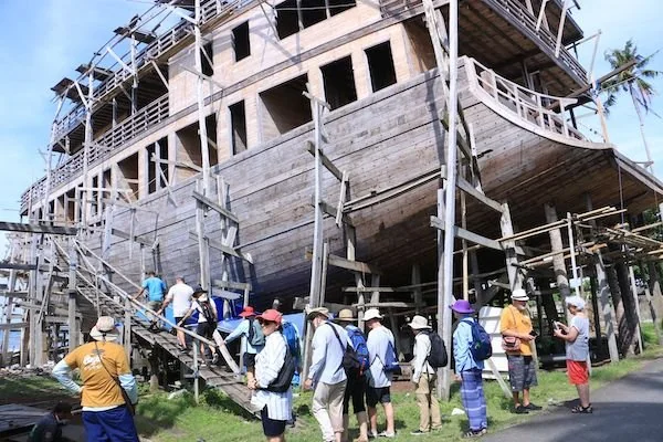 Rombongan Turis Manca Negara  Saat Melihat proses pembuatan  kapal phinisi