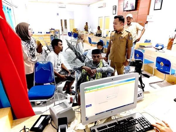 Kepala Disdukcapil Kabupaten Jeneponto, Mustaufiq, saat memantau pelayanan dokumen kependudukan. (ist).