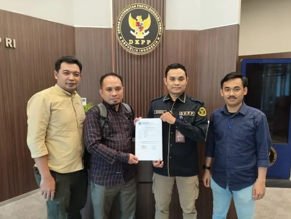 Tim Sarif - Qalby saat menyerahkan laporan dugaan pelanggaran KPU Jeneponto ke DKPP (Dok : Ist).