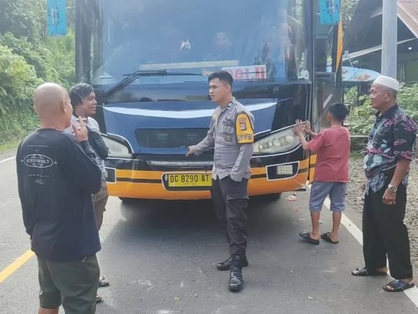 Bhabinkamtibmas Takandeang saat mendatangi TKP dan korban dilarikan ke Puskesmas (Dok : Ist).