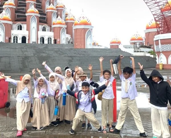 Siswa Sekolah Alam Bosowa Eksplorasi Lingkungan di Masjid 99 Kubah. (Dok: Ist)