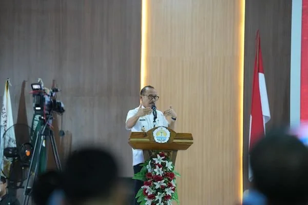 Gubernur Sulbar Suhardi Duka saat menghadiri PKKMB Unsulbar(dok:ist)
