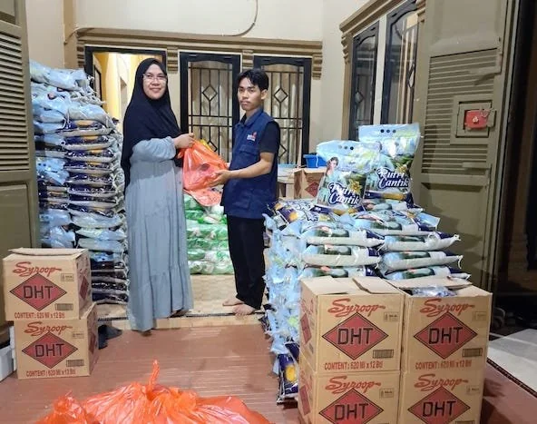 LazisMu Pinrang saat menyalurkan paket sembako Ramadan kepada warga (IST)