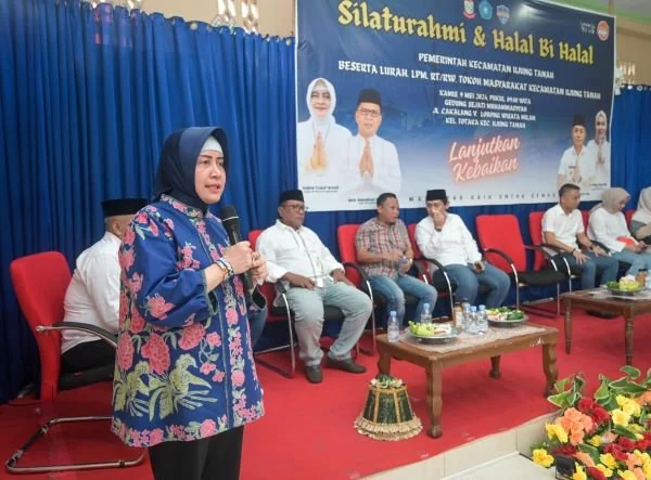Ketua Tim Penggerak PKK, Indira Yusuf Ismail, menyemarakkan acara Silaturahmi Halalbihalal Pemerintah Kecamatan Ujung Tanah di Gedung Sejati Muhammadiyah Kamis (9/5).