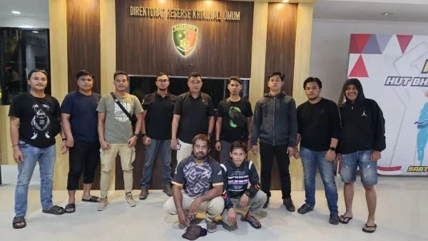 Polisi saat berhasil mengamankan DPO (Dok : ist).