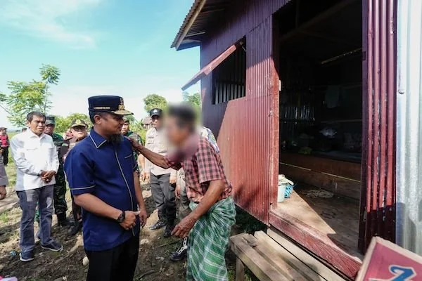 Gubernur Sulsel Andi Sudirman Sulaiman saat mengunjungi rumah Mak Lebang yang telah dibedah, di Kabupaten Barru (dok. Ist).