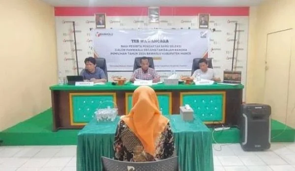 Tes wawancara calon anggota panwascam pilkada 2024 di Kabupaten Maros.