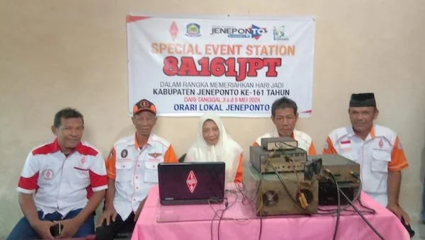 Para crew Orari Jeneponto saat menggelar SES (Ist).
