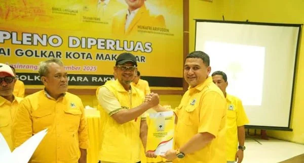 Munafri Arifuddin saat Menyerahkan SK Pimpinan Kecamatan (Pincam) DPD II Golkar Makassar, (Dok: Kabar Makassar).