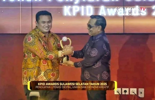 Jurnalis Senior Iwan Taruna saat Menerima Penghargaan di KPID, (Dok: Ist).
