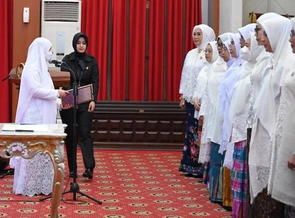Ketua Dekranasda Provinsi Sulawesi Selatan, Naoemi Octarina, melantik jajaran pengurus Dekranasda Sulsel masa bakti 2025–2030, Senin (23/06). (Dok. Ist)