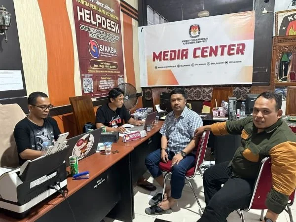 Komisioner Divisi Teknis KPU Jeneponto Arifandi (kanan), Komisioner Divisi Sosialisasi dan Parmas KPU Jeneponto Hasrullah Hafid saat bersama dengan dua staf KPU Jeneponto.