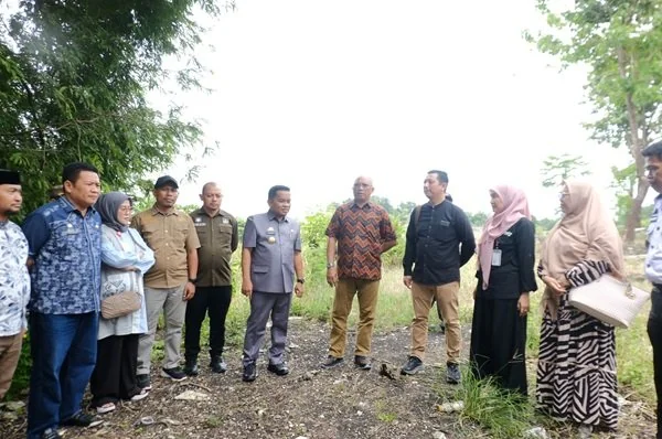 Penjabat Bupati Jeneponto Junaedi Bakri bersama Kepala Dinas Koperasi dan UKM Provinsi Sulawesi Selatan, Ashari Fakhsiri Radjamilo melakukan peninjauan lokasi rencana revitalisasi pasar di Desa Beroanging, Kecamatan Bangkala Barat, Jumat (15/3).