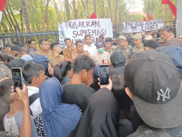 Ahli Waris dari Batjo Bin Juamaleng saat menggelar unjuk rasa di depan Kantor Gubernur Sulsel (Dok : KabarMakassar).