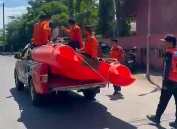 BPBD Kota Makassar Menurunkan Personil untuk Membersihkan Sampah di Kanal Kandea (Dok: Ist).