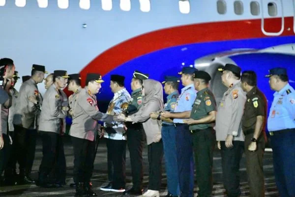 Ketua DPRD Sulawesi Selatan, Andi Ina Kartika Sari, bersama jajaran forum koordinasi pimpinan daerah (Forkompinda) Sulsel menjemput kedatangan Kepala Kapolri, Jenderal Listyo Sigit Prabowo.