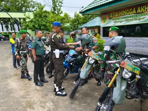 Dan Sub Denpom XIV/1-2 Bantaeng, Kapten Cpm Abraham Latuihamallo bersama Ws.  Kasdim 1425 Jeneponto, Mayor Arm Andi Irvan Bahtiar saat menggelar razia randis di halaman Kantor Kodim Jeneponto (Dok : Ist).