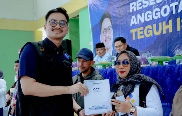 Anggota DPR RI dari Fraksi Partai NasDem, Ir. H. Teguh Iswara Suardi saat Menyerahkan Bantuan (Dok: Ist).
