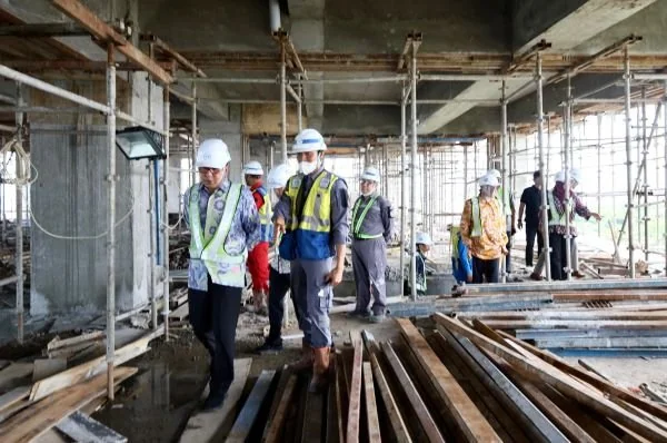 Wali Kota Makassar Saat Tinjauan MGC, Kamis (14/3).