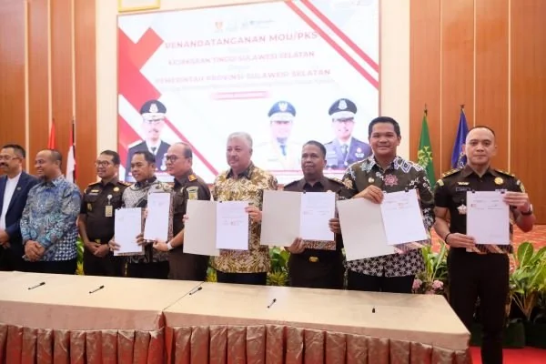 Bupati Bantaeng, M. Fathul Fauzy Nurdin bersama Kasi Tindak Pidana Khusus Kejari Bantaeng, Dr. Andri Zulfikar, dan para Perwakilan Kejari se-Sulsel saat menandatangani Nota Kesepahaman dan Perjanjian Kerja Sama dengan Kejaksaan Tinggi Sulsel. Dok. Ist