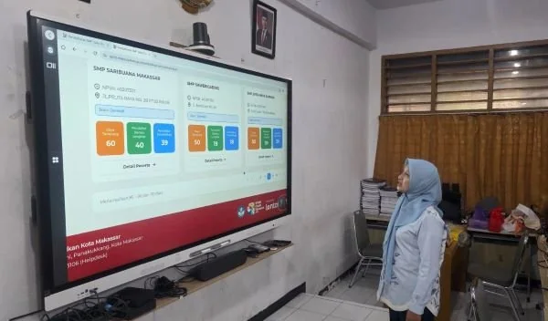 Kepala Dinas Pendidikan Kota Makassar, Achi Soleman saat Menampilkan Kuota Pendaftaran SPMB 2026, (Dok: KabarMakassar).