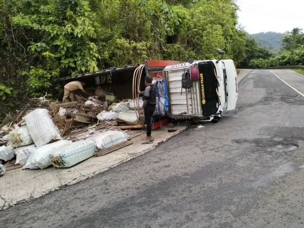 Truk bermuatan barang bekas terbalik di Jalan Trans Sulawesi (Dok : iSt).