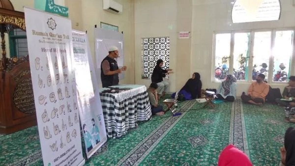 Pelaksanaan program bina agama tunarungu (Dok : Ist).