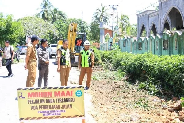 Pjs Bupati Bulukumba Muhammad Rasyid saat meninjau proyek infrastruktur (Dok : Ist).