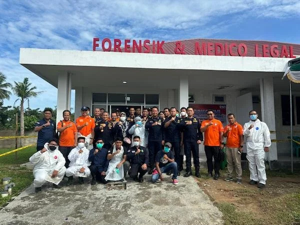 Tim Dokter Forensik Polda Sulbar bersama dokter lainnya (dok:Ist)