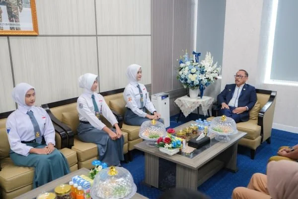 Paskibraka Sulbar saat bertemu Gubernur di ruang kerjanya (Dok : Ist).