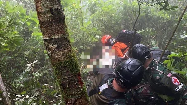 upaya evakuasi korban pertama yang ditemukan oleh tim SAR gabungan