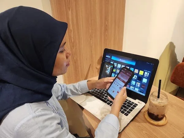 Amalia saat mengerjakan salah satu editan untuk UMKM Makassar menggunakan Telkomsel 5G (Dok: Nofi KabarMakassar)