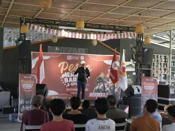 Gubernur Sulbar Suhardi Duka saat membuka secara resmi turnamen E-sport di Mamuju (Dok : ist).