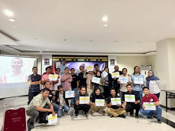 Para peserta UKJ AJI Kota Mandar yang memperlihatkan sertifikatnya usai mengikuti UKJ (Dok: Ist)