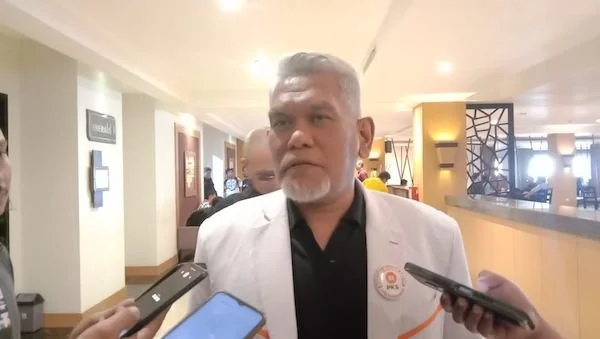 ketua DPW PKS Sulsel, Amri Rasyid saat di wawancarai awak media di salah satu hotel di Makassar