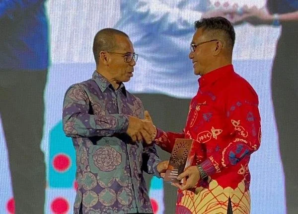 Asisten I Bidang Pemerintahan dan Kesejahteraan Rakyat Setda Kota Makassar, Irwan Rusfiady Adnan Mewakili Walikota Makassar Munafri Arifuddin, saat Menerima Penghargaan untuk Program Inovasi Digital Lontra+ (Dok: Ist).