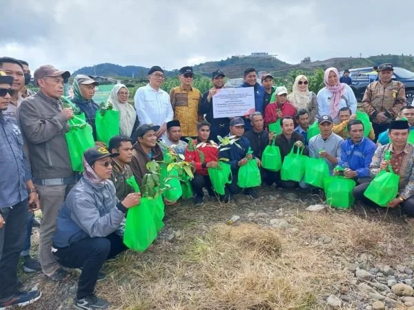Pj Gubernur Sulsel, Prof Zudan Arif Fakrulloh saat membagikan bibit gratis (Dok: Ist).