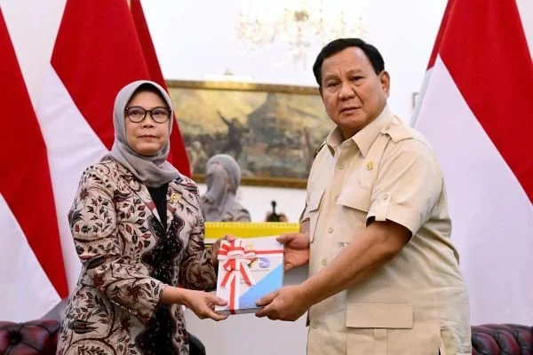 Presiden Prabowo Subianto menerima Ikhtisar Hasil Pemeriksaan Semester (IHPS) I Tahun 2024 dari Ketua Badan Pemeriksa Keuangan (BPK) RI, Isma Yatun, di Istana Merdeka, Jakarta (Dok : Ist).
