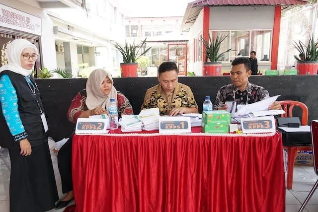 Anggota KPPS saat bertugas di TPS Rutan Kelas 1 Makassar, Sulawesi Selatan.