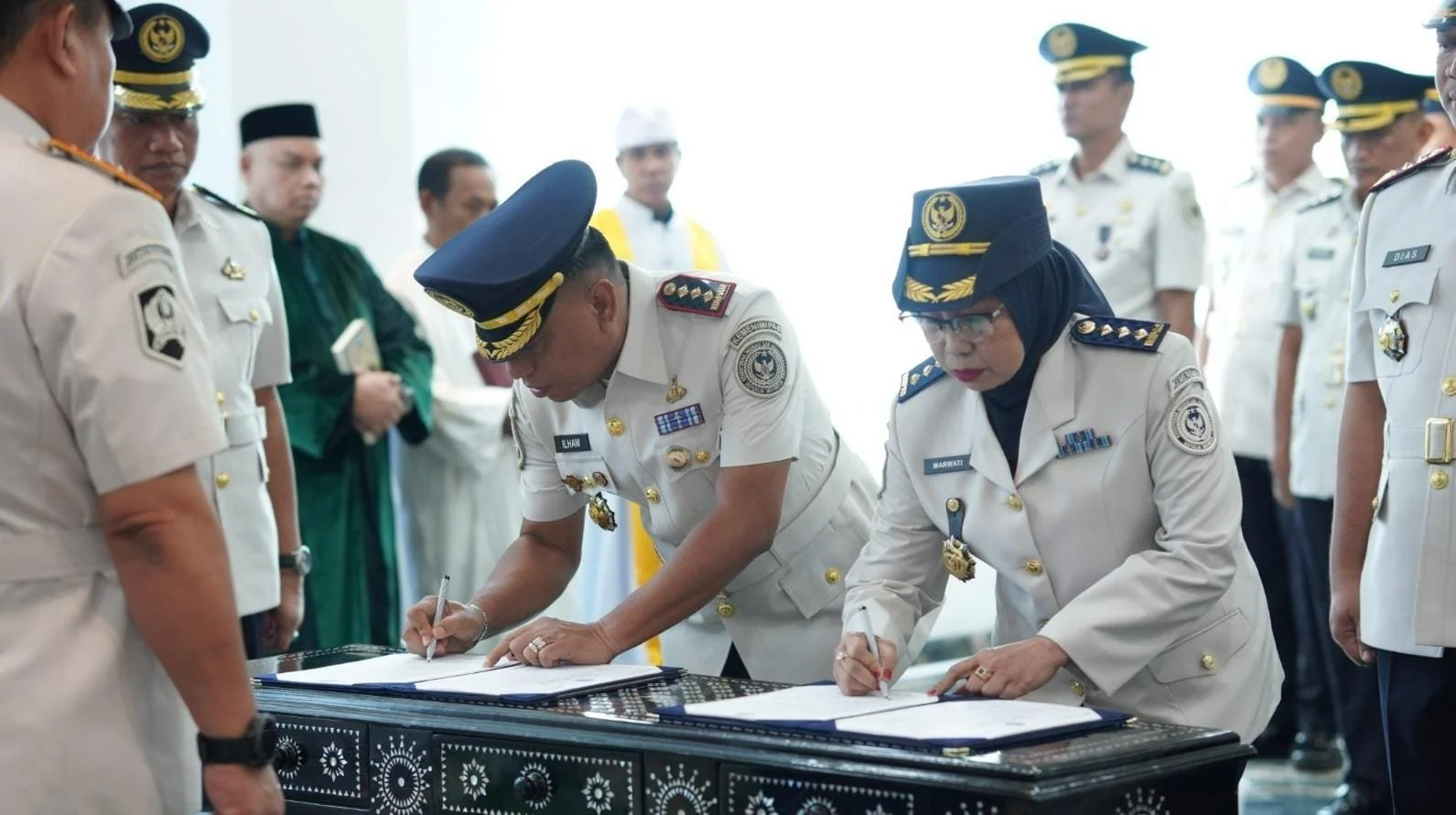 Kepala Lapas Bollangi menandatangani Berita Acara Sumpah Jabatan dalam pelantikan pejabat Kanwil Ditjenpas Sulsel (Dok: Ist)