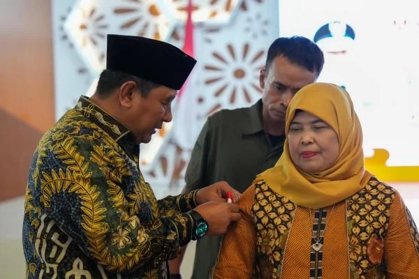 Pj Gubernur Sulbar, Bahtiar Baharuddin saat menyematkan pita kepada petugas kesehatan (Dok : ist).