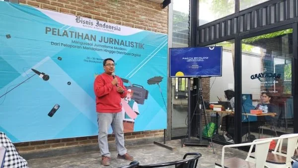 Kepala Riset dan Keterlibatan Publik WALHI Sulsel, Slamet Riadi dalam pelatihan jurnalistik (Dok : Hanifah KabarMakassar)