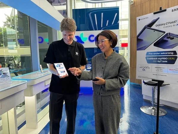 Direktur & Chief Commercial Officer XLSMART, David Arcelus Oses dan MX Category Management Director Samsung Electronics Indonesia, Selvia Gofar pada Launching Bersama Exclusive Bundling Samsung Galaxy Z Series dan myPRIO DEAL XL PRIORITAS yang digelar di