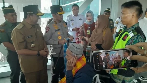 Pj Gubernur Sulsel, Bahtiar Baharuddin menyapa para penumpang perdana rute Makassar-Banjarmasin sebelum take off di Bandara Udara Internasional Sultan Hasanuddin, Rabu, (3/4).