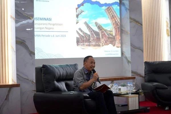 Kepala Perwakilan Kemenkeu Sulawesi Selatan, Heri Kuswanto  saat melaksanakan Forum Group Discussion (FGD) bertajuk "Transparansi Pengelolaan Keuangan Negara Semester I Tahun 2024" di Gedung Keuangan Negara (GKN) II. (doc : ist)