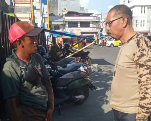 Perumda Parkir Makassar  saat memberi peringatan juru parkir di kawasan Pasar Sentral (Dok : ist).