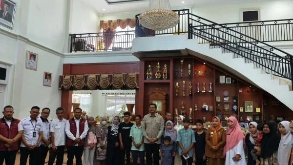 Bupati Bantaeng, Muh. Fathul Fauzy Nurdin melepas lima siswa untuk mengemban pendidikan ke Sekolah Rakyat Provinsi Sulsel di Kota Makassar tahun ajaran 2026/2027. (Dok: Ist)
