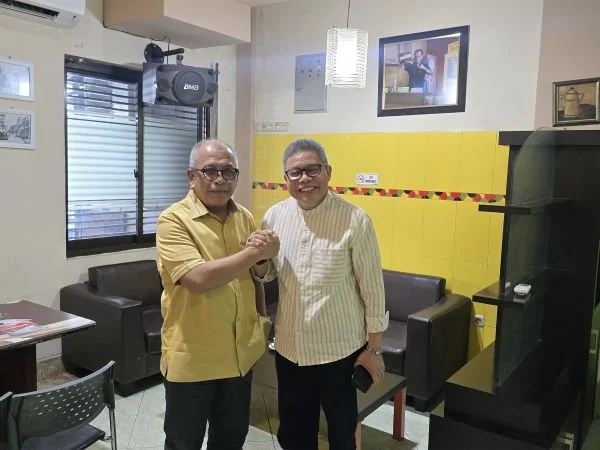Taufan Pawe (Putih Bergaris) dan Ilham Arief Sirajuddin (Kemeja Kuning), (Dok: Ist).