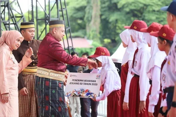 Suasana Pemberian Bantuan Pendidikan Kepada Pelajar Kota Makassar, (Dok: Ist).