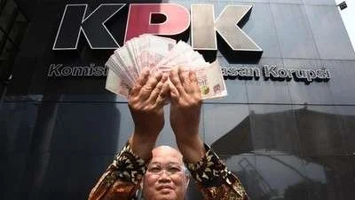 Koordinator Masyarakat Anti-Korupsi Indonesia (MAKI) Boyamin Saiman melaporkan dugaan dana kampanye Pemilu 2024 yang bersumber dari penambangan ilegal ke KPK. ANTARA FOTO